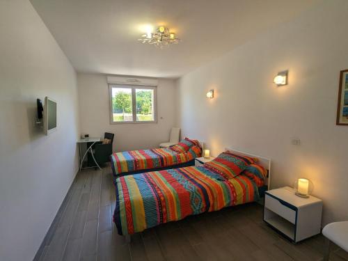 um quarto com uma cama, um sofá e uma janela em Gîte Longeaux, 3 pièces, 6 personnes - FR-1-585-98 em Longeaux