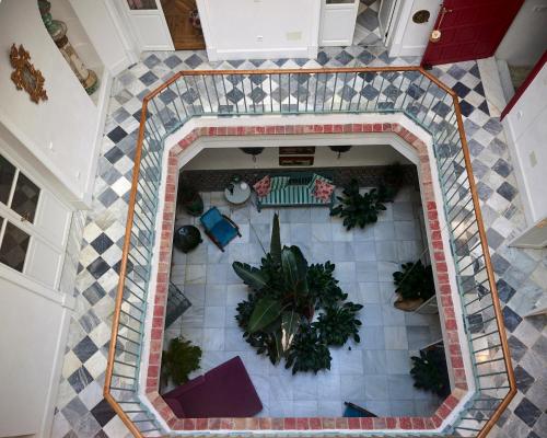 d'un sol carrelé avec des plantes. dans l'établissement CASA PALACIO LAS MARÍAS by Andalusian Glory, à Cadix