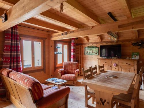 - une salle à manger avec une table dans une cabine dans l'établissement Chalet ensoleillé dans les Hautes Vosges avec terrasse, local vélos et skis, charges incluses - FR-1-589-486, à Thiéfosse