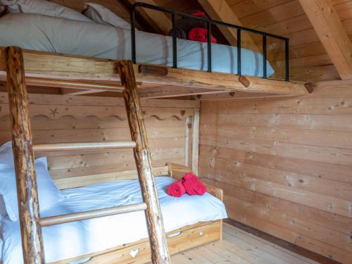 two bunk beds in a log cabin at Chalet ensoleillé dans les Hautes Vosges avec terrasse, local vélos et skis, charges incluses - FR-1-589-486 in Thiéfosse