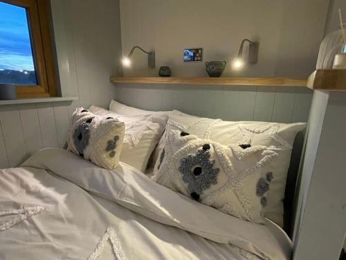 Katil atau katil-katil dalam bilik di The Hut@Trefechan Wen - Coastal Coziness!