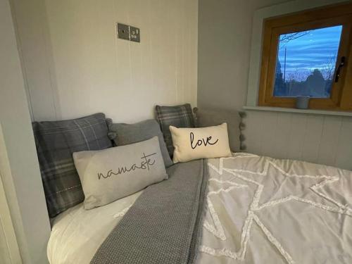 Katil atau katil-katil dalam bilik di The Hut@Trefechan Wen - Coastal Coziness!