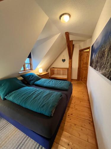 ein Schlafzimmer mit einem Bett im Dachgeschoss in der Unterkunft Kastanienhof in Tümlauer Koog