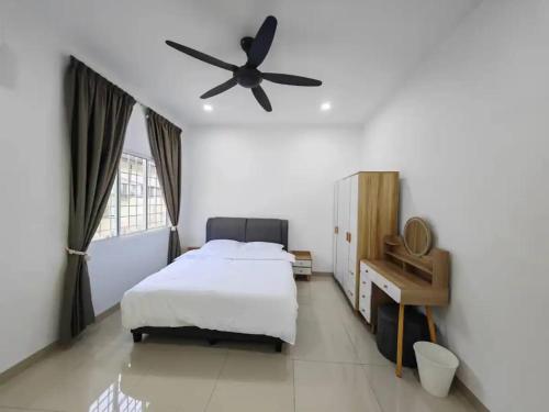 Kapar的住宿－Super cozy house，一间卧室配有一张床和吊扇