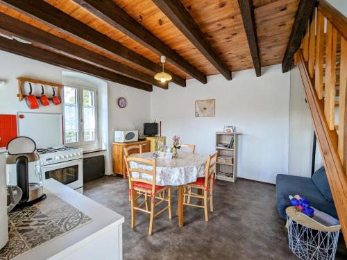 une cuisine et une salle à manger avec une table et des chaises dans l'établissement Évasion au cœur de Polignac : Charme et confort à deux pas du Puy-en-Velay - FR-1-582-382, à Polignac