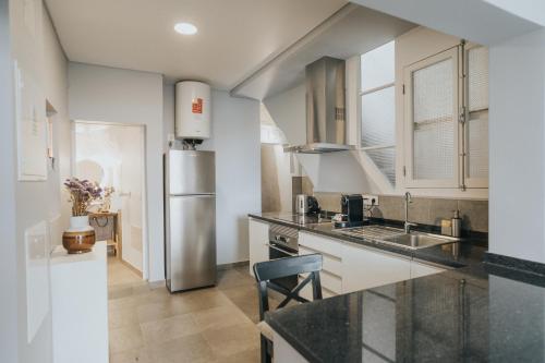 een keuken met een wastafel en een koelkast bij Pico Apartment's in Câmara de Lobos