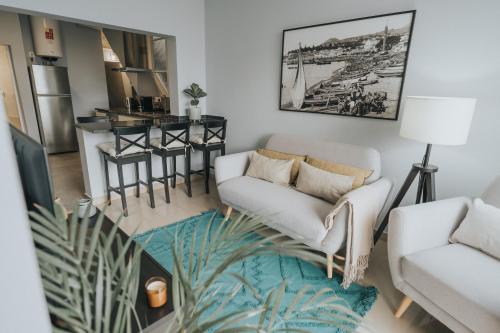 a living room with a couch and a table at Pico Apartment's in Câmara de Lobos