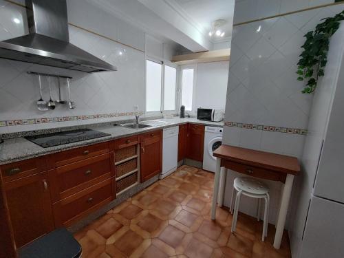 cocina pequeña con fregadero y fogones en Precioso apartamento en Sevilla., en Camas