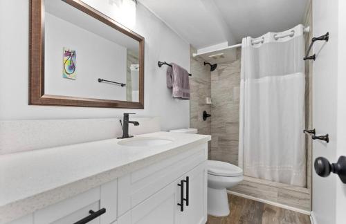 拉耶的住宿－Condo on the beach with AC，白色的浴室设有水槽和卫生间。