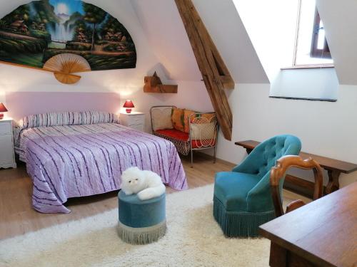 1 dormitorio con 1 cama, 1 silla y 1 mesa en Guestroom Renazé, 1 pièce, 2 personnes - FR-1-600-229, en Congrier