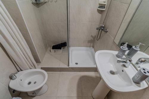 a bathroom with a sink and a toilet and a shower at Hermoso Departamento en Palermo! in Buenos Aires