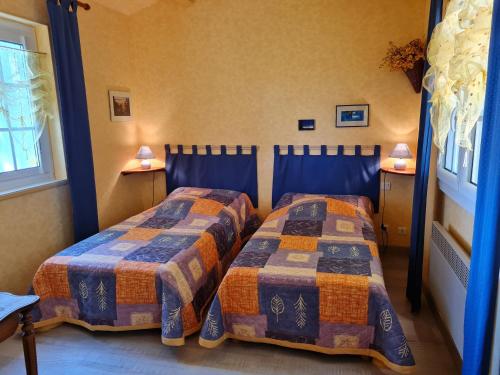 Ліжко або ліжка в номері Gîte Saint-Firmin-des-Bois, 3 pièces, 4 personnes - FR-1-590-280