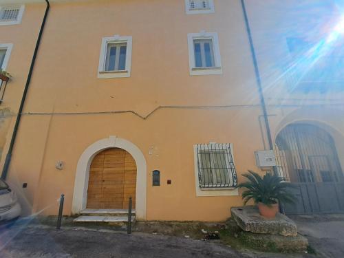 een gebouw met een deur ervoor bij Carmela Camera&Comfort Monolocale in Caserta
