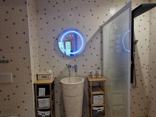ein Bad mit einem Waschbecken und einem Wandspiegel in der Unterkunft Guestroom Faverelles, 1 pièce, 2 personnes - FR-1-590-283 in Faverelles