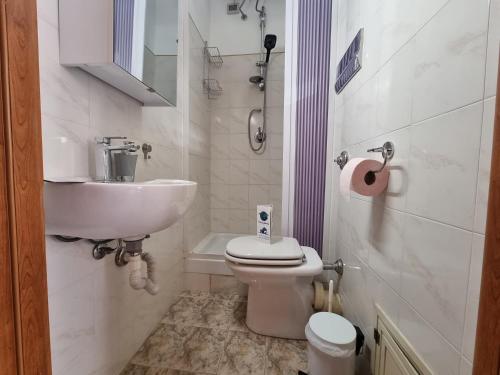 uma pequena casa de banho com WC e lavatório em Il Paradiso di Rosalba by Holiday World em Ficarazzi