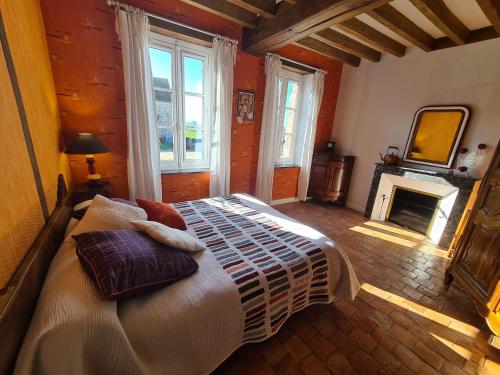 1 dormitorio con 1 cama grande y chimenea en Guestroom Bonnée, 1 pièce, 2 personnes - FR-1-590-287, en Bonnée