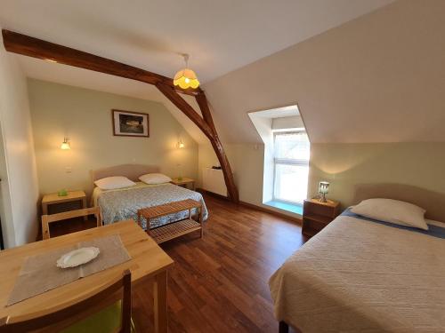 En eller flere senge i et værelse på Guestroom Cravant, 1 pièce, 3 personnes - FR-1-590-289