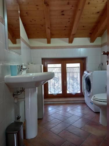 La salle de bains est pourvue d'un lavabo et d'un lave-linge. dans l'établissement CASA VACANZE TANIA, à Somendenna