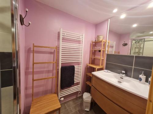 uma casa de banho rosa com um lavatório e um espelho em Guestroom Rochesson, 1 pièce, 4 personnes - FR-1-589-565 em Rochesson