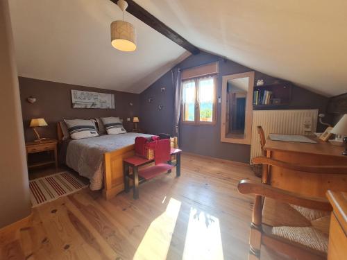 um quarto com uma cama, uma secretária e uma janela em Guestroom Rochesson, 1 pièce, 4 personnes - FR-1-589-565 em Rochesson