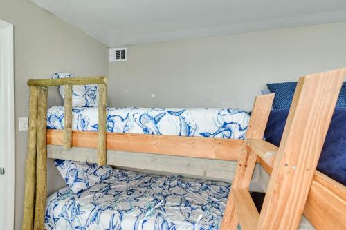 Postel nebo postele na pokoji v ubytování Great for Groups Oceanfront Surfside Beach Home!