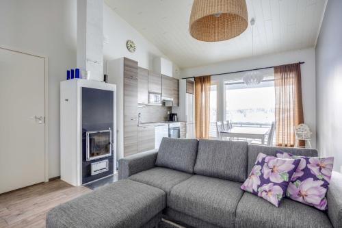 sala de estar con sofá y cocina en Skivillas 28 A 3, en Ukkohalla