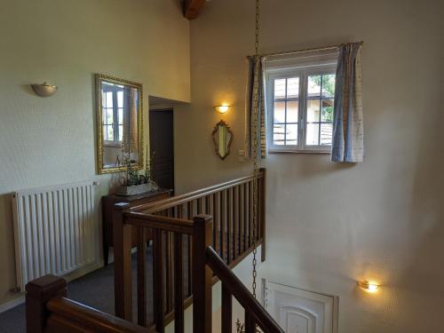 un couloir avec un escalier et une fenêtre dans l'établissement Maison Spacieuse en Village, Équipée et Confortable, avec Accès Rivière et Garage. - FR-1-611-93, à Louvemont