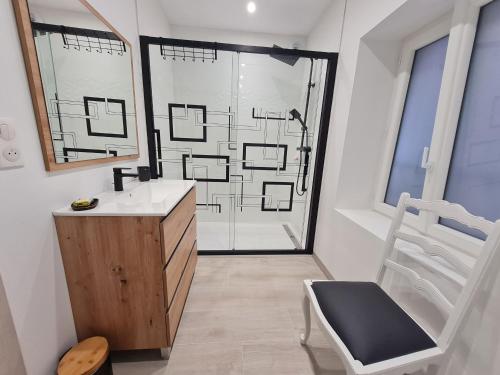 Ένα μπάνιο στο Maison familiale à Raon-l'Étape - 3 chambres, balcon sur rivière, proche commodités et activités - FR-1-589-594