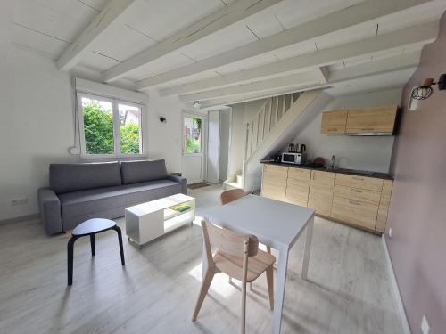 un salon avec un canapé et une table dans l'établissement Petit nid cosy entre vignes et forêt, tout inclus avec terrasse privative - FR-1-584-291, à Lagney