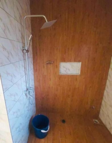 bagno con doccia e secchio blu di Les 9 Plurielles - Studio 3 KPALIME KOUMA KONDA 