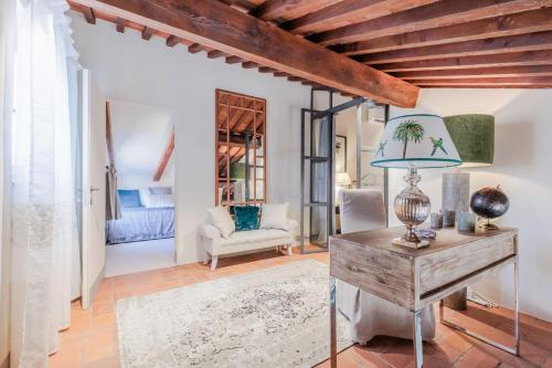 ein Wohnzimmer mit einem Tisch und einem Sofa in der Unterkunft Casa Lucky, Romantic Modern 3 bedrooms Penthouse in Lucca
