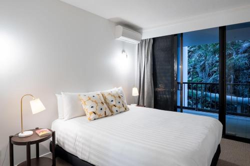 sypialnia z białym łóżkiem i dużym oknem w obiekcie The Rocks Resort 1C w mieście Gold Coast