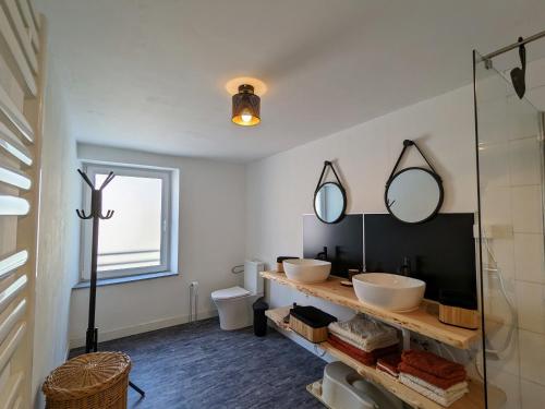 JussaruptにあるGîte Vosgien Rénové avec Jardin, Proche Gérardmer et Activités de Plein Air - FR-1-589-600の洗面台が2つと鏡が2つあるバスルーム