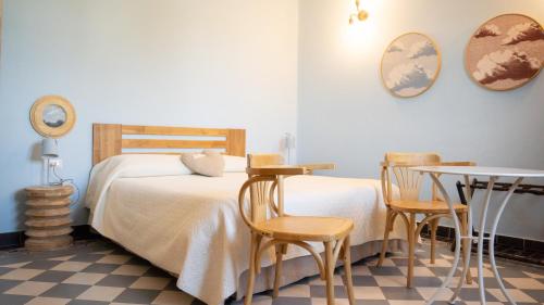 una camera da letto con un letto, un tavolo e delle sedie di Azienda agricola La Macina a Bregnano