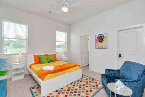 Un dormitorio con una cama y una silla azul. en Prolific Chic Getaway Ft Style Comfort Location, en Houston