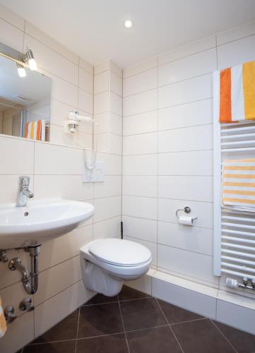 a bathroom with a white toilet and a sink at Neckarperle in Edingen-Neckarhausen