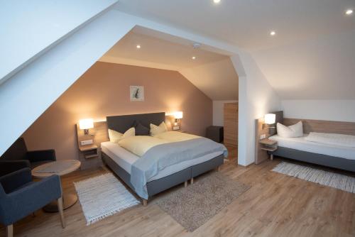 1 dormitorio con 1 cama, 1 sofá y 1 silla en Neckarperle, en Edingen-Neckarhausen