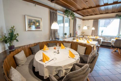 Neckarperle في Edingen-Neckarhausen: مطعم فيه طاولات وكراسي في الغرفة
