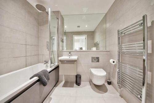 索利赫爾的住宿－Modern Comfort: Seven Stays Broadoaks，浴室配有卫生间、盥洗盆和淋浴。