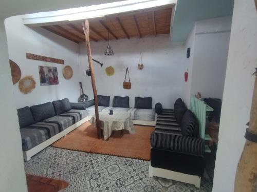 uma sala de estar com um sofá e uma mesa em Village donkey em Essaouira