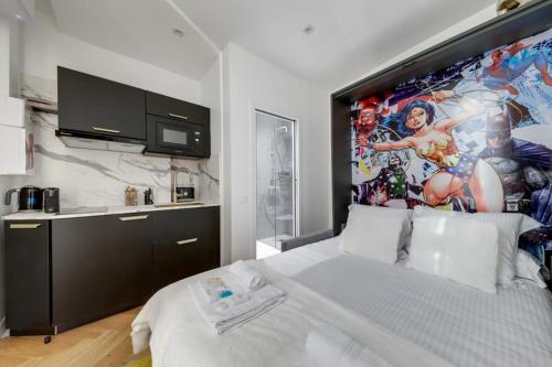 ein Schlafzimmer mit einem großen Bett und einem Gemälde an der Wand in der Unterkunft 213 Suite Givenchy - Superb apartment in Paris in Paris