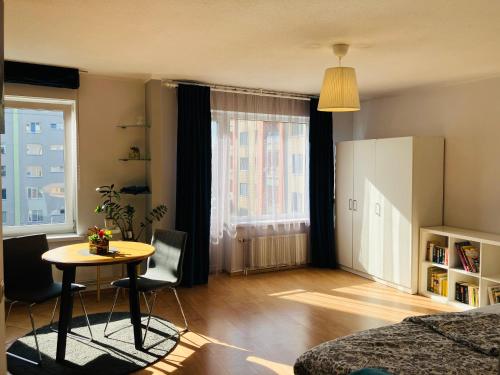 1 dormitorio con mesa, cama y ventana en One bedroom studio apartment in Ikskile en Ikšķile