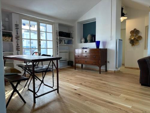 - un salon avec une table et une commode dans l'établissement Chez Nella, à Cannes