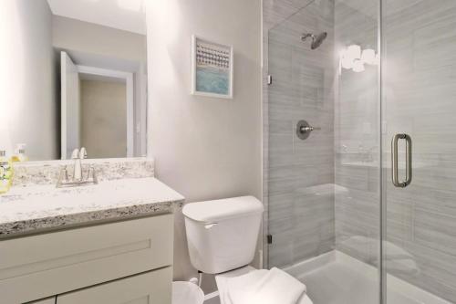 un bagno con doccia, WC e lavandino di Natural Beauty A a Virginia Beach