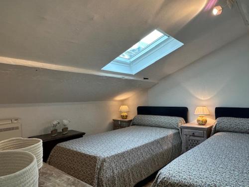 - une chambre avec 2 lits et une lucarne dans l'établissement Chez Nella, à Cannes