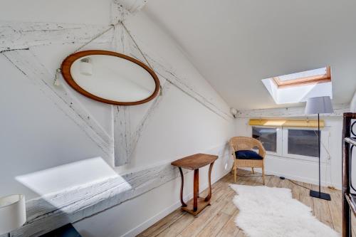 Cette chambre comprend un miroir, une table et une chaise. dans l'établissement Laganne by Yumē, à Toulouse