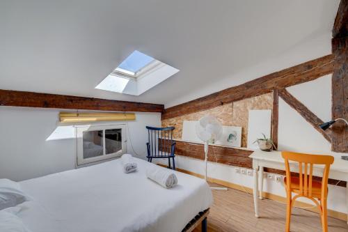 une chambre avec un lit et un bureau dans l'établissement Laganne by Yumē, à Toulouse