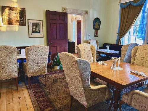 una sala da pranzo con tavolo e sedie in legno di The Borland House Inn a Montgomery
