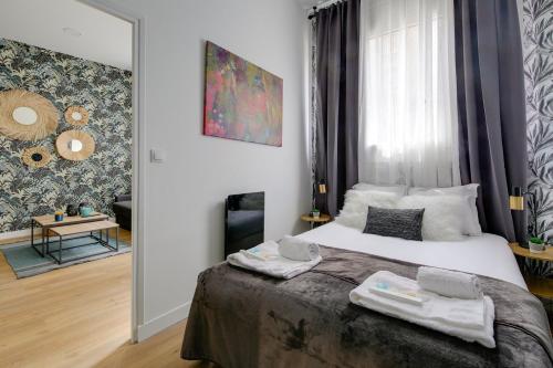 um quarto com uma cama com duas toalhas em 195 Suite Royal - Superb apartment in Paris em Paris