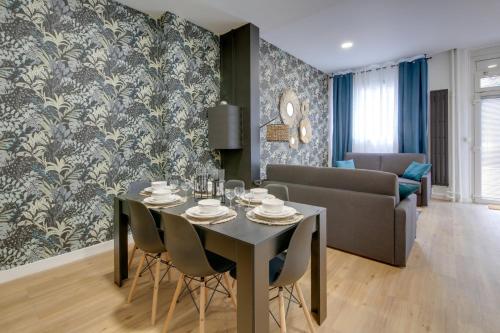 uma sala de jantar e sala de estar com mesa e cadeiras em 195 Suite Royal - Superb apartment in Paris em Paris